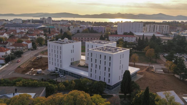 ZADAR MENZA S PAVILJONIMA